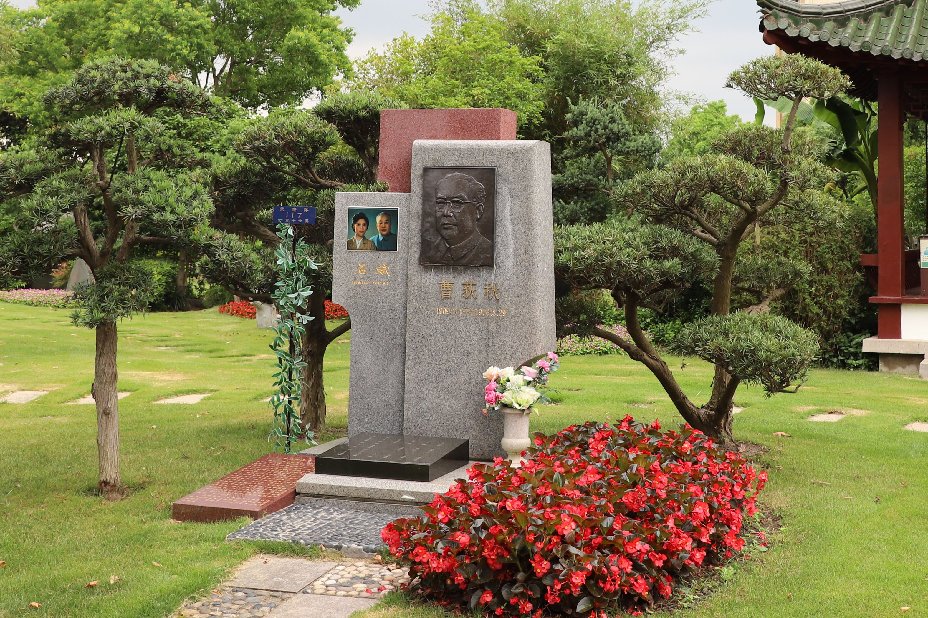 历史回响：曹荻秋纪念碑下的敬仰与思考